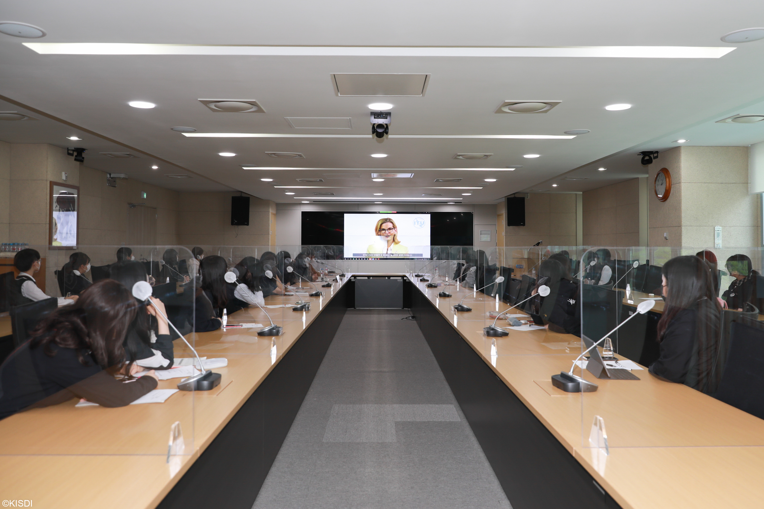Girls in ICT Day 행사 참여한 서전고등학교 학생들이 ITU 개발협력국장 도린 보그단마틴(Ms. Doreen Bogdan-Martin)의 강연을 듣고 있다.