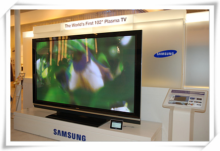 “하노버 CeBIT 전시회 삼성 부스에 전시된 초대형 TV(‘The World’s First 102