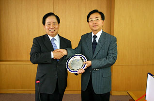 석호익 원장 국방대학교로부터 감사패 수여