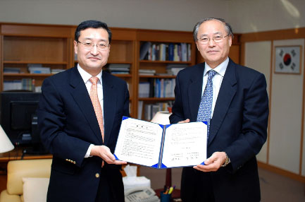 방석호 정보통신정책연구원(KISDI) 원장(왼쪽)과 석현호 한국사회과학자료원(KOSSDA) 이사장이 16일 KISDI 원장 집무실에서 &lsquo;연구자료 공유&rsquo; 협약(MOU)을 체결했다. 